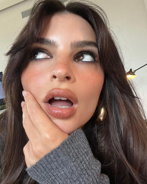 BACK TO BLACK Emily Ratajkowski gives fans a peek at her long legs in tiny dress in mirror selfie inside her NYC apartment