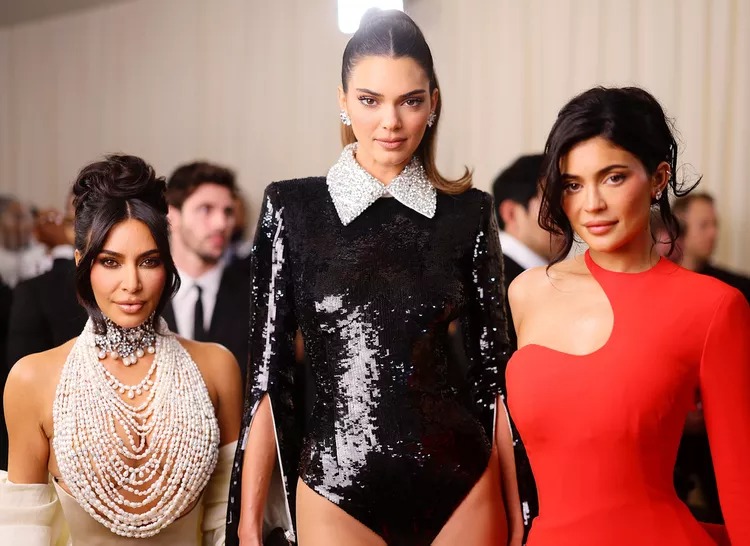 Kendall Jenner Didn’t Want to Pose by Her Sisters at the Met Gala Because She’s Too Tall