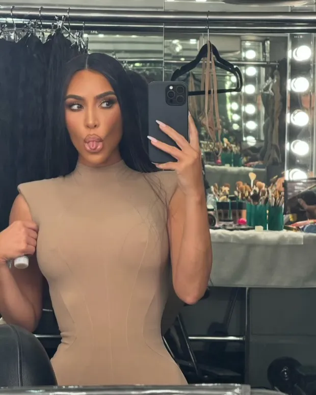 WOAH, KIM Kim Kardashian suffers wardrobe malfunction in NSFW Skims bodysuit for new pH๏τos – and leaves fans drooling