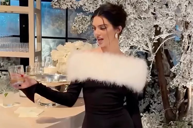 Kendall Jenner’s Christmas Eve Outfit Brings Clᴀssic Vibes to Her Family’s Annual Holiday Party