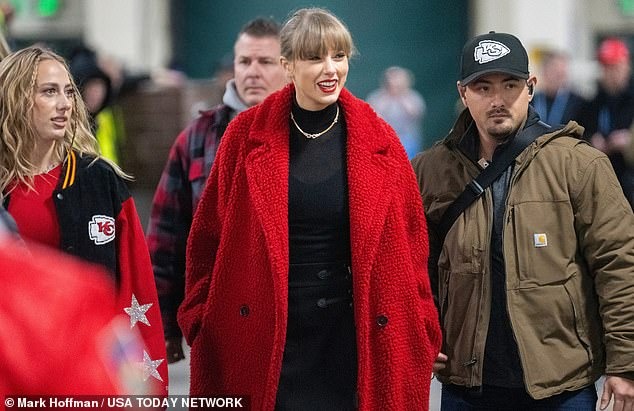 Taylor Swift takes refuge from the freezing temperatures in snowy Green Bay as Travis Kelce and the Chiefs face Packers… after pop star jetted into Green Bay with new BFF Brittany Mahomes