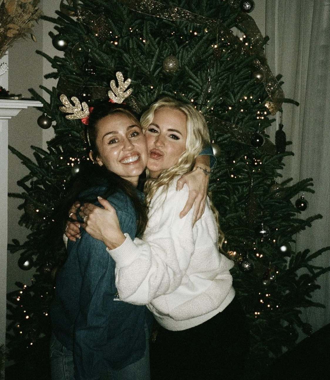 Miley Cyrus ‘Sleighs’ in Candid Pics of ‘Nashville Party’ With Mom Tish and BFF Lesley