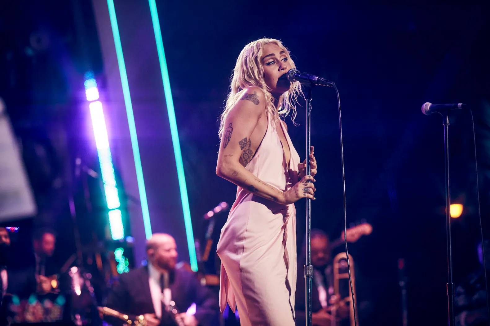 See Miley Cyrus Jazz Up ‘Flowers’ for Its Debut Public Performance