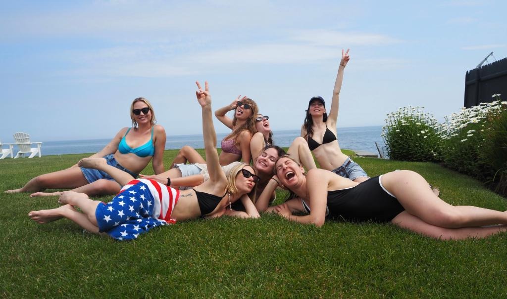 Taylor Swift shares Fourth of July snaps in Cartier jewels, ʙικιɴι and flirty floral sundress