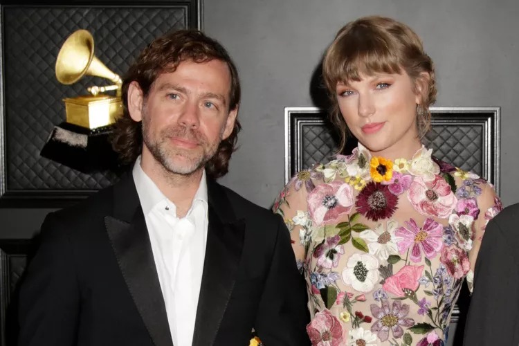 Taylor Swift’s Cowriter Aaron Dessner Recalls Her ‘Cooking Everyone Breakfast and Dinner’ at Her Home (Exclusive)