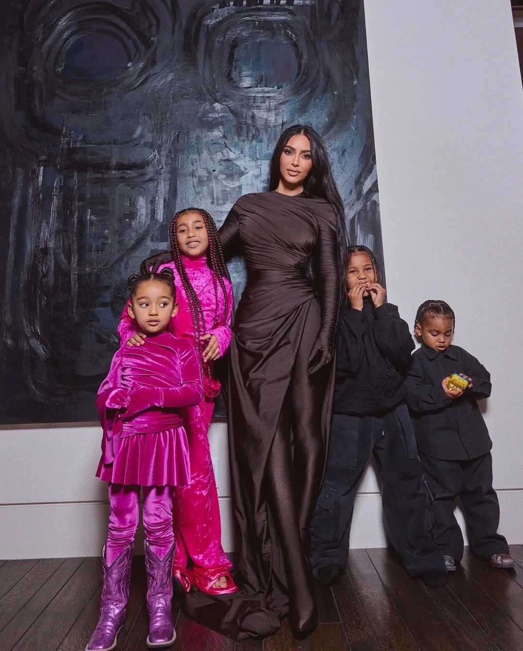 WHAT THE NECK? Kim Kardashian reveals her ‘real’ neck in shocking pH๏τos with North and Saint in LA that fans say ‘show her age’