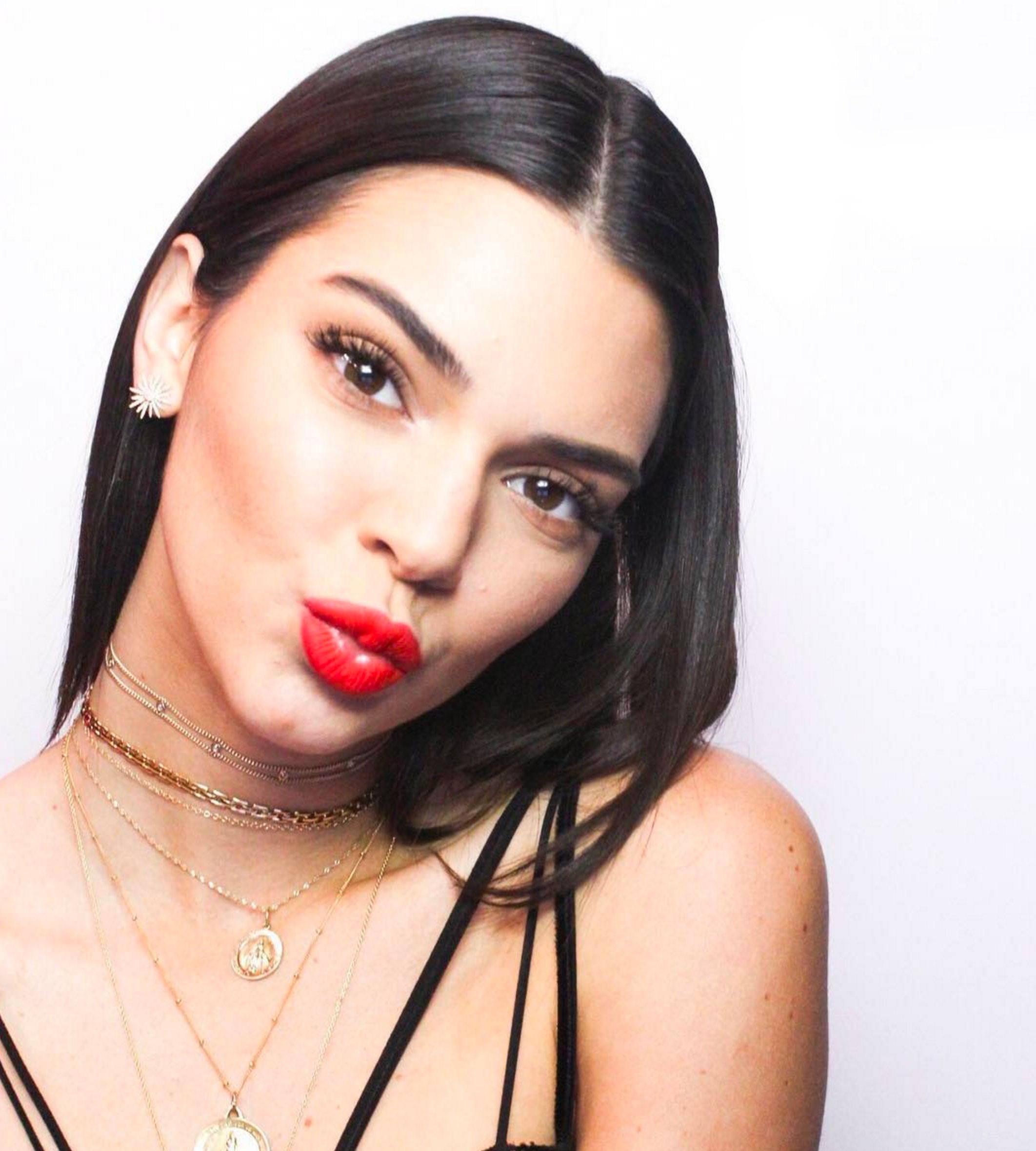 THIS IS HOW KENDALL JENNER DOES CHRISTMAS