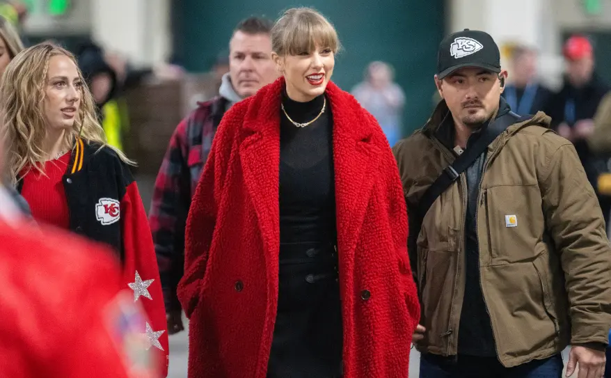 Taylor Swift attends boyfriend Travis Kelce’s Chiefs vs. Packers game in Green Bay