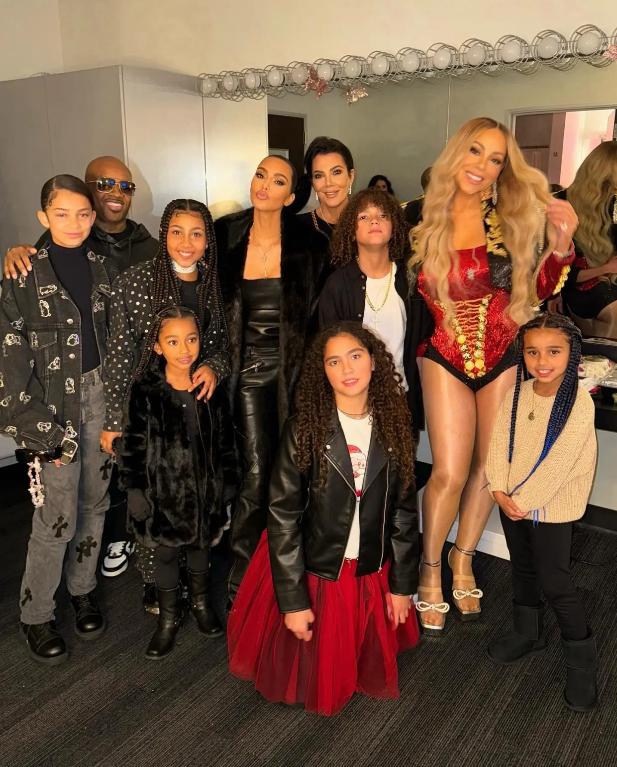 READ HER LIPS Kim Kardashian fans crack up over ’embarrᴀssing’ detail in background of her pH๏τos with Mariah Carey and kids