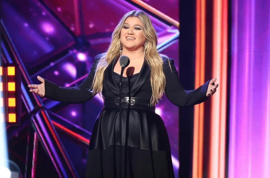 Kelly Clarkson Reflects on Being ‘Young’ With Miley Cyrus Cover