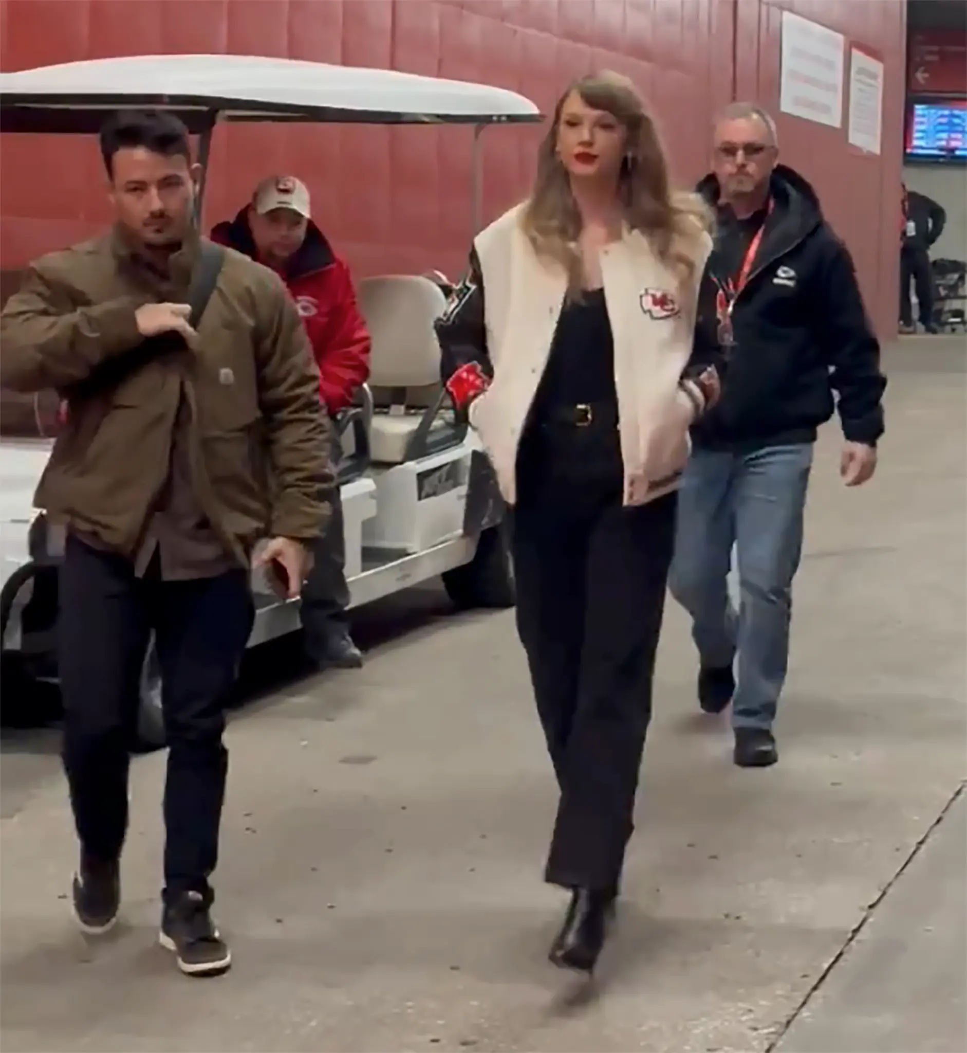 Taylor Swift arrives at Travis Kelce’s game wearing Chiefs jacket that matches boyfriend’s