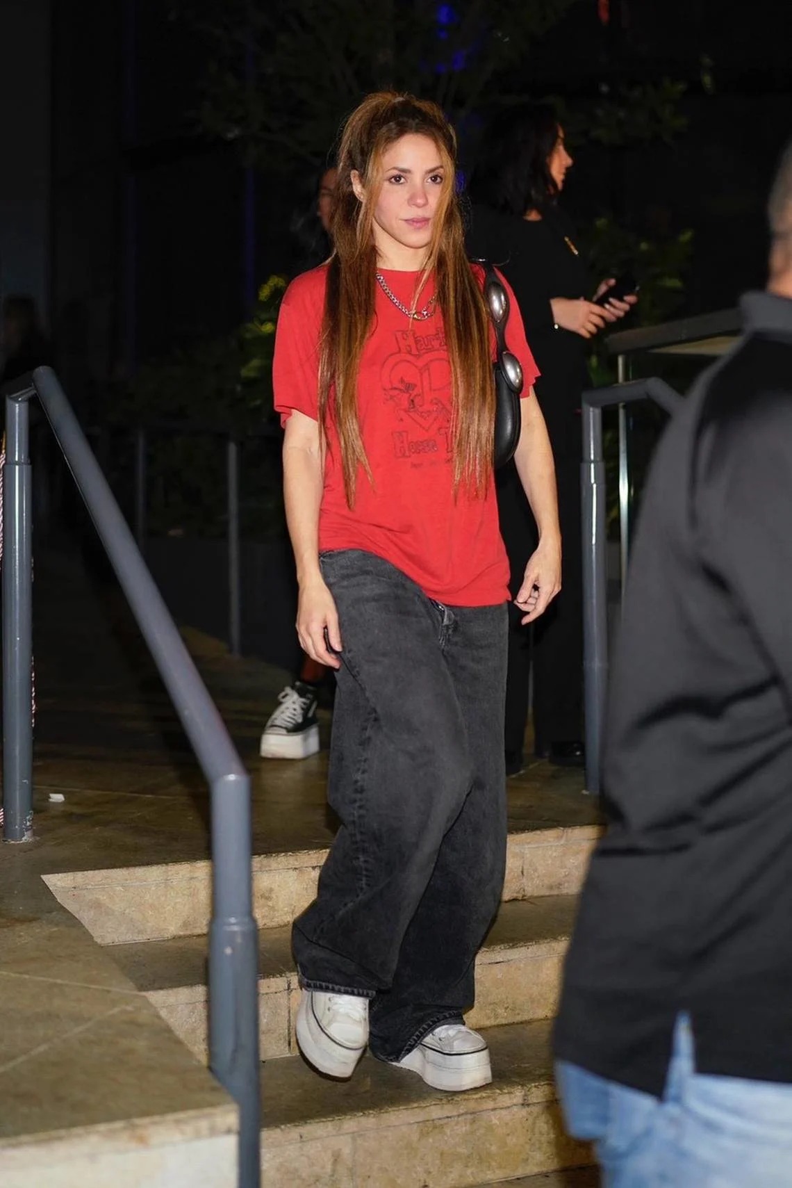 Shakira dresses down for a night out at this ‘Sexy’ restaurant in Miami.