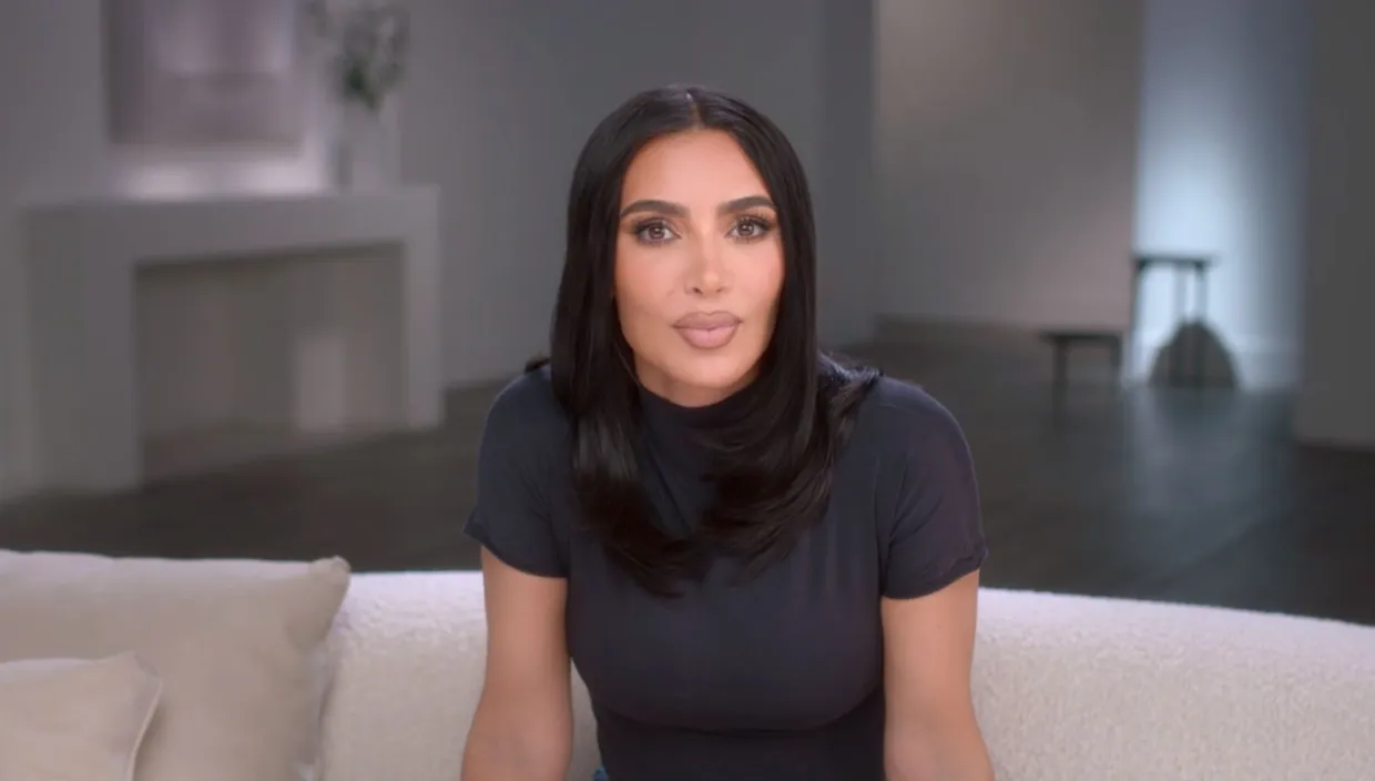 WHAT IS THAT? Kim Kardashian fans grossed out by ‘weird’ and ‘messy’ detail in background of her pH๏τo inside LA glam room