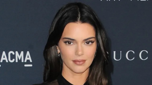 Kendall Jenner Shares Swimsuit PH๏τo Causing Khloe to Say “Oh My Lord!”