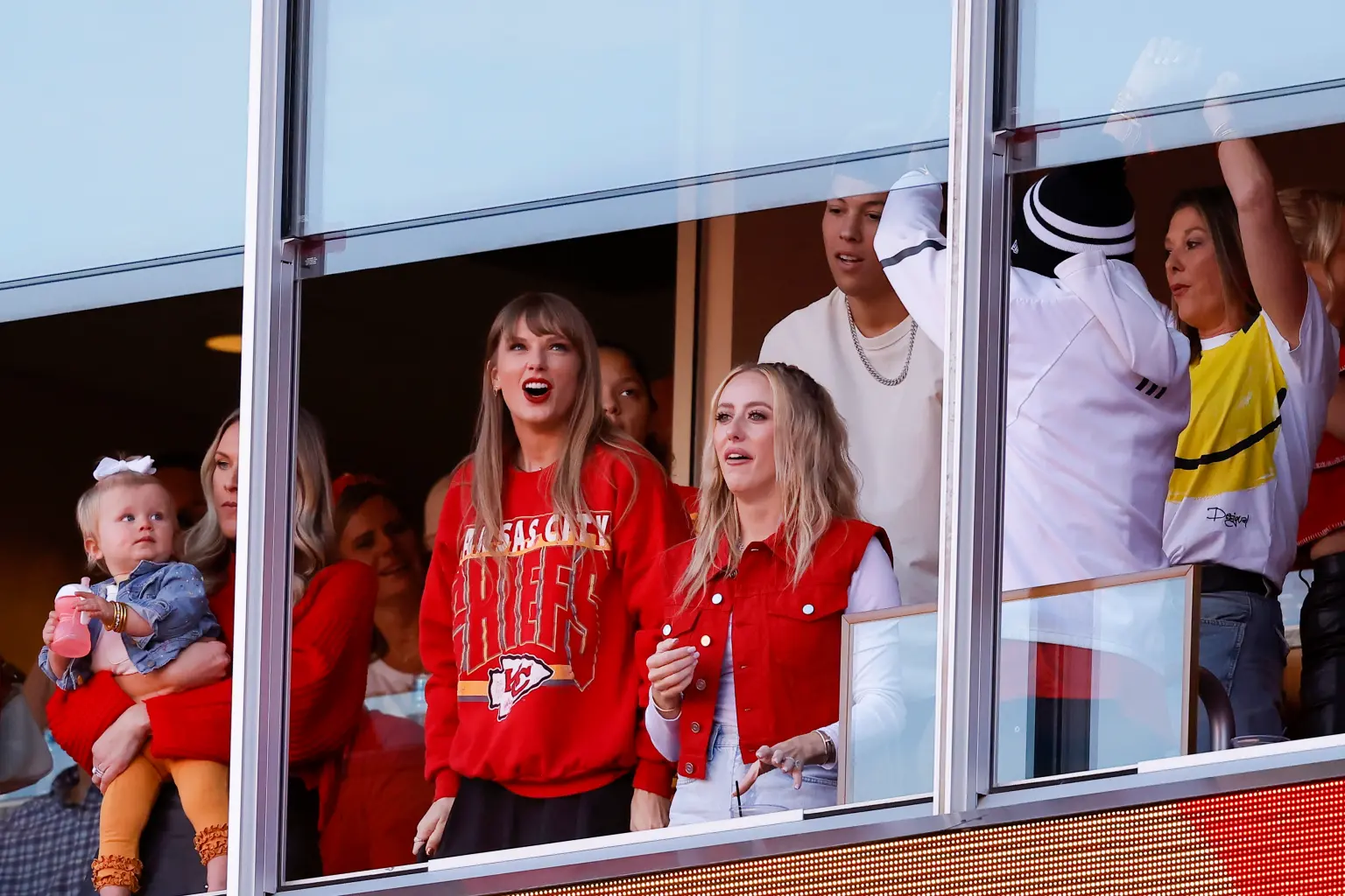 ‘Favorite duo’ Taylor Swift and Donna Kelce seen bonding at Travis’ bitterly cold Chiefs game