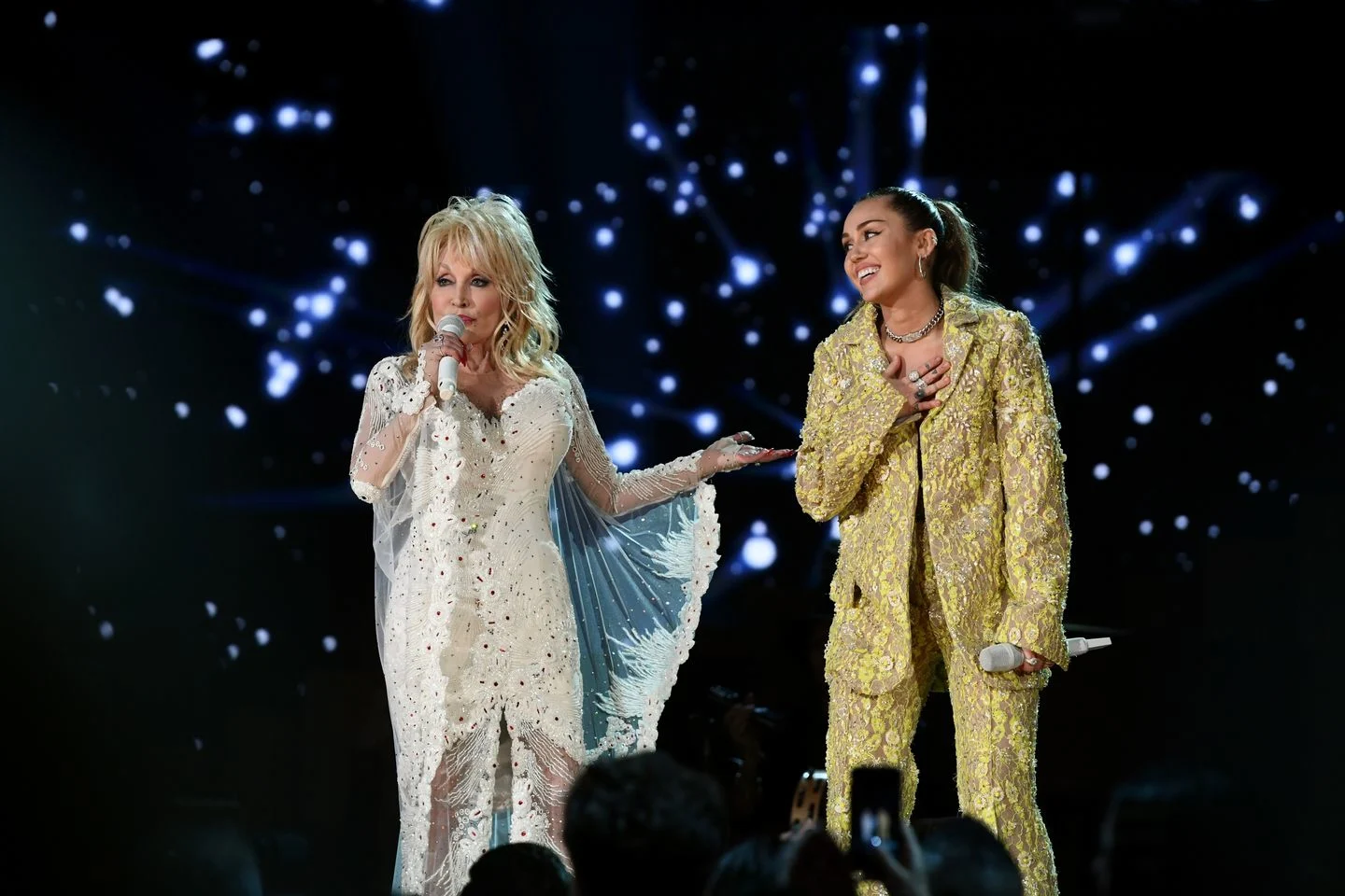 Dolly Parton Fans Are Calling Out Miley Cyrus After Learning Surprising News