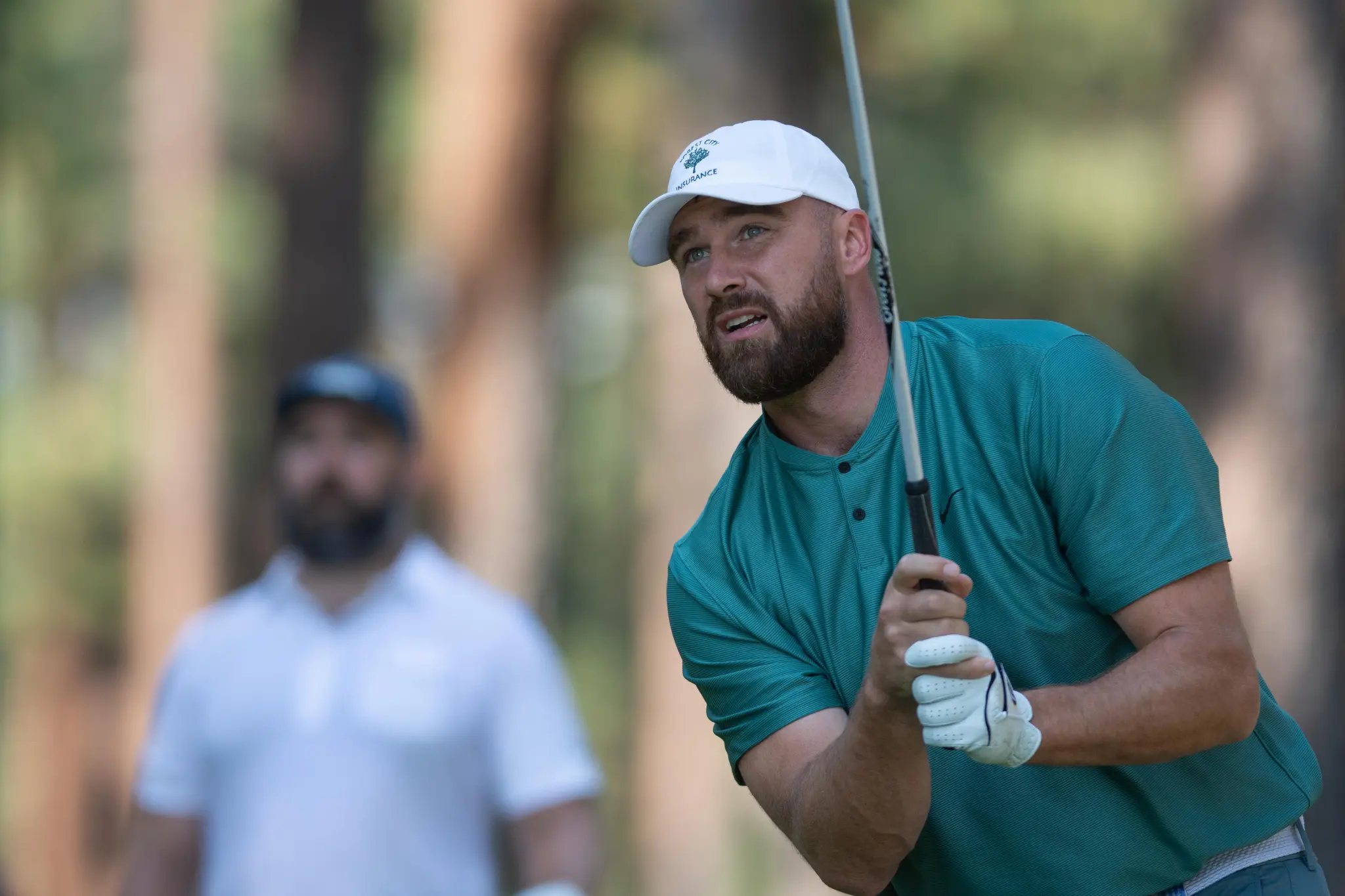 Travis Kelce hits man with rogue golf sH๏τ — then kisses victim’s arm in apology