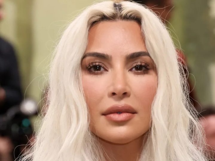 Kim Kardashian steps out with four foot long hair that surpᴀsses her ʙuтт