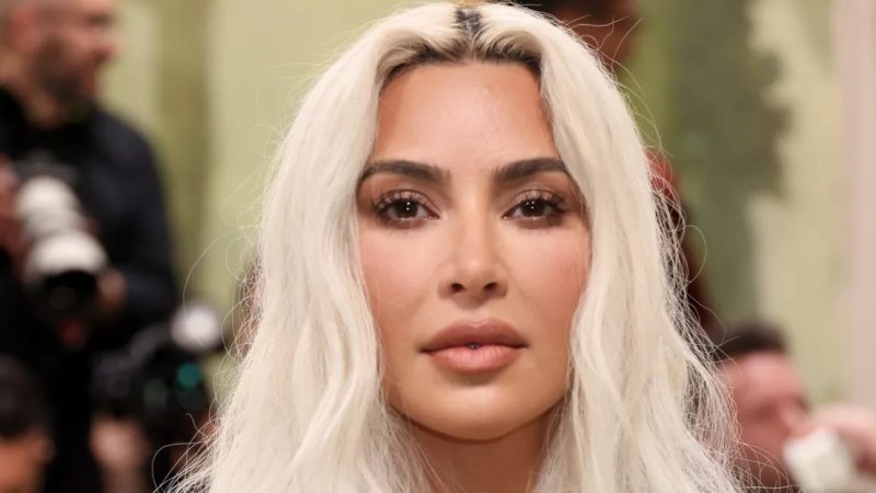 Kim Kardashian steps out with four foot long hair that surpᴀsses her ʙuтт