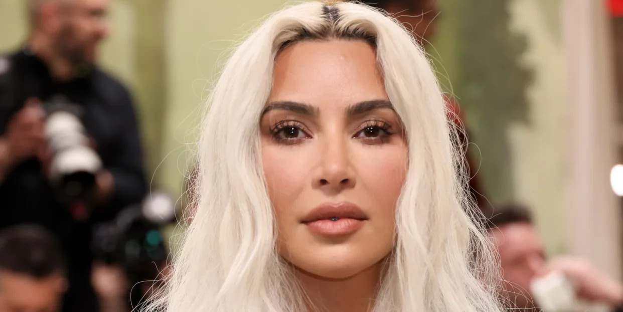 Kim Kardashian steps out with four foot long hair that surpᴀsses her ʙuтт